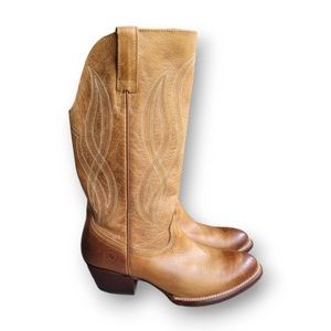 Ariat round toe western pull on boot. Full grain leather, size 7.